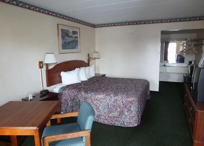 Budget Host Hotel 2*