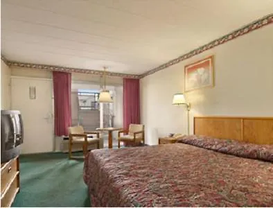 Hotel Budget Host Quincy